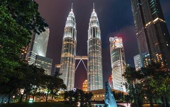 Description: Check in dưới Tháp Đôi Twin Tower nổi tiếng