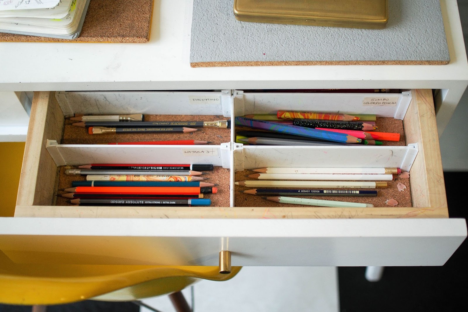 Turn Your Small and Cluttered Desk Into An Efficient Working Space: Pro Tips