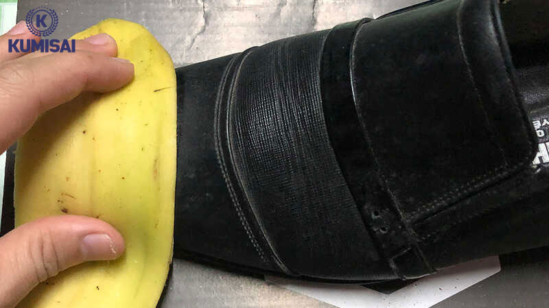 Cách làm da giày mềm bằng vỏ chuối