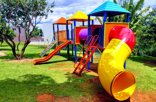 Playground em uma área ao ar livre