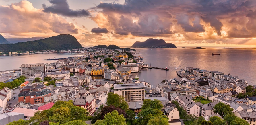 bilde av byen Ålesund sett ovenfra