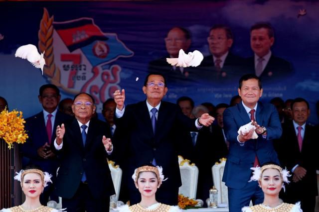 Ông Hun Sen (giữa) và con trai, Thủ tướng đương nhiệm Hun Manet (phải)