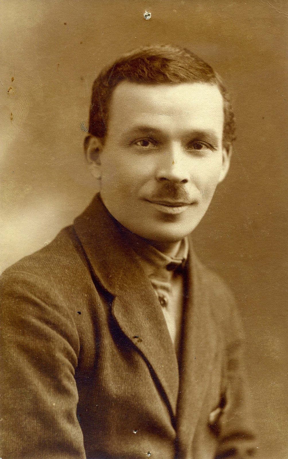 Український письменник, режисер та драматург Микола Куліш, арештований у грудні 1934 р., розстріляний 3 листопада 1937 р. 