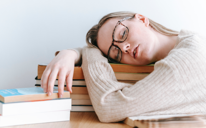 In che modo i pericoli del sonno post-studio influiscono sulla nostra memoria?