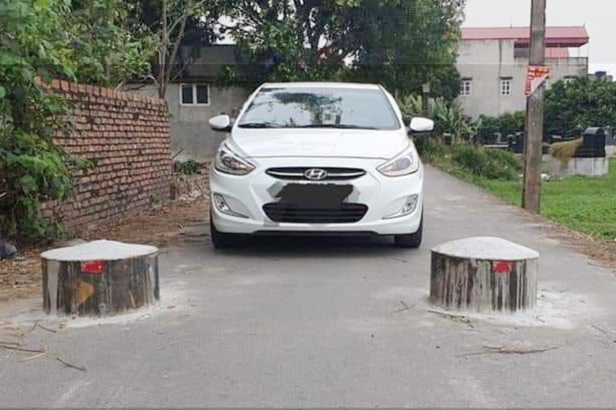 Lái chậm và nhẹ ga khi qua cua hay đoạn đường hẹp
