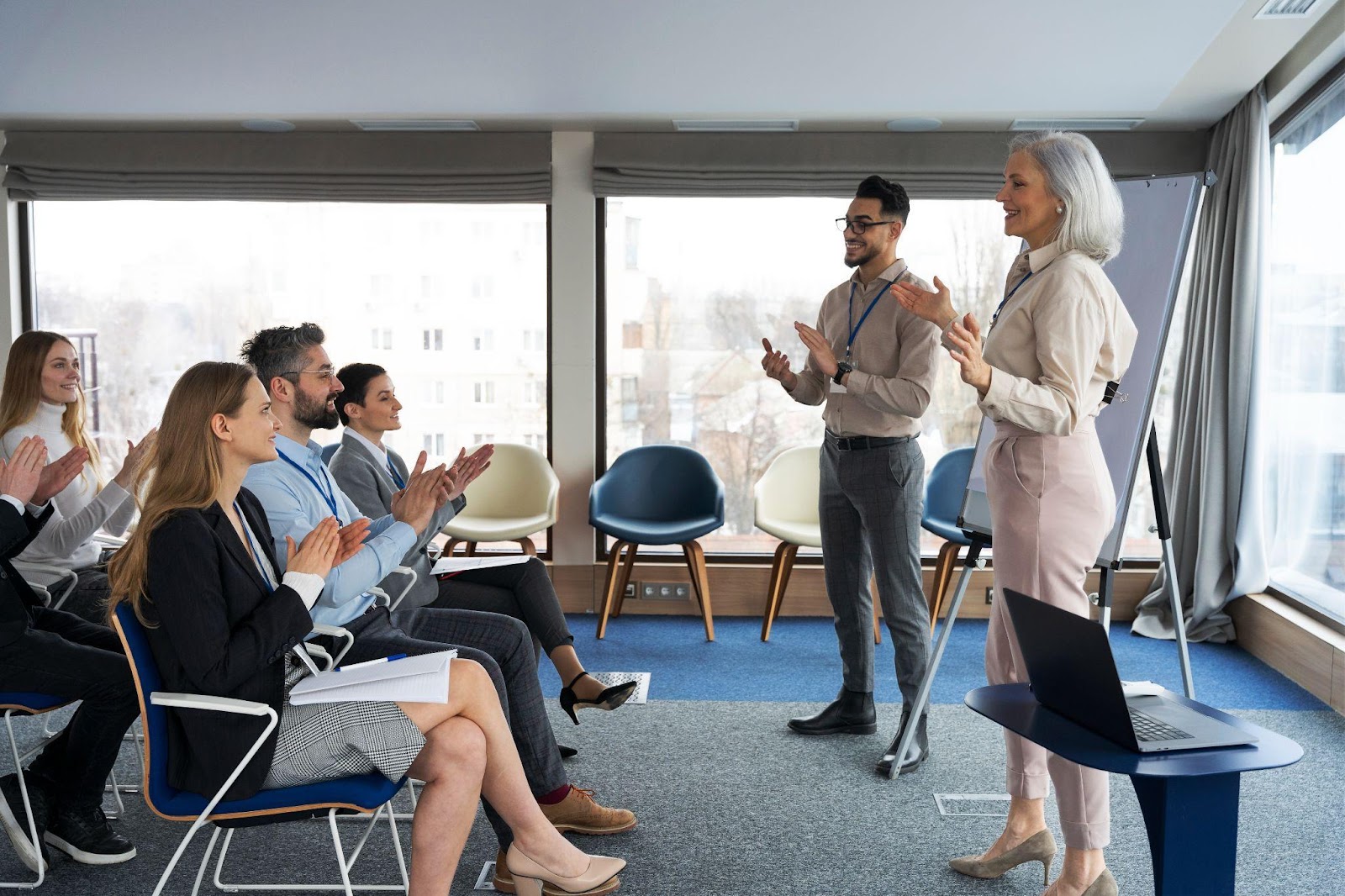 Pessoas participando de um evento corporativo