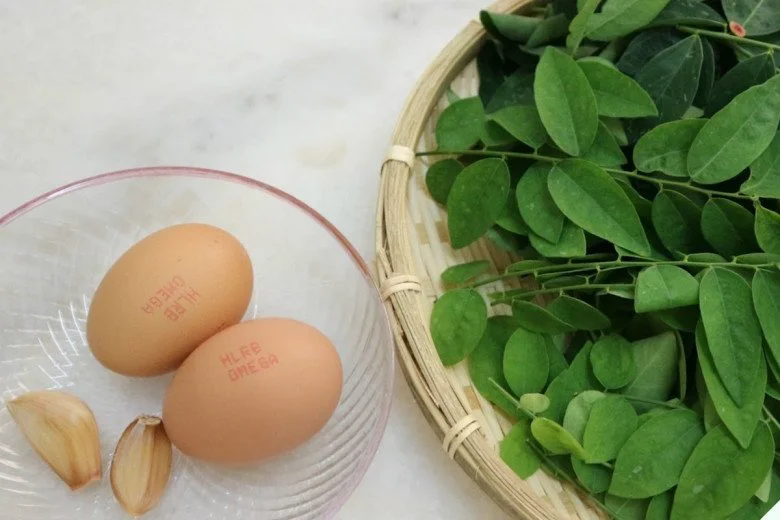 Trứng gà có thể kết hợp với rau ngót không?