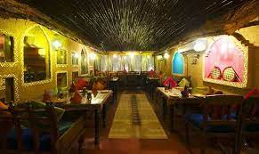 A room with tables and chairs

Description automatically generated with low confidence