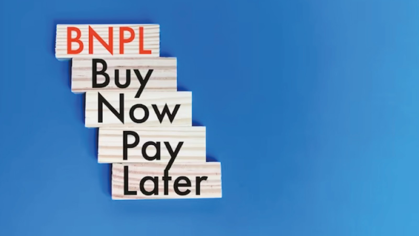 BNPL  معمولاً بر امتیاز اعتباری شما تأثیر نمی‌گذارد مگر اینکه پرداخت‌ها را با تاخیر انجام دهید یا پرداخت نکنید. این نوع پرداخت به دو نوع بی‌بهره و با بهره مرسوم است و مصرف‌کنندگان می‌توانند خرید کرده و پس از پیش‌پرداخت به مرور زمان هزینه آن را پرداخت کنند.