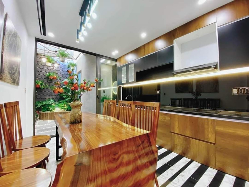 Phòng bếp với điểm nhấn là bàn ăn được làm 100% gỗ tự nhiên
