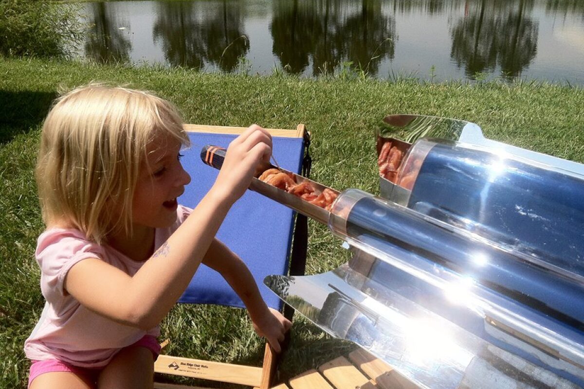 5.เตาแคมป์พลังงานแสงอาทิตย์ HYYKJ Classic Solar Cooker 1800W Portable Solar Oven & Camp Stove Grill