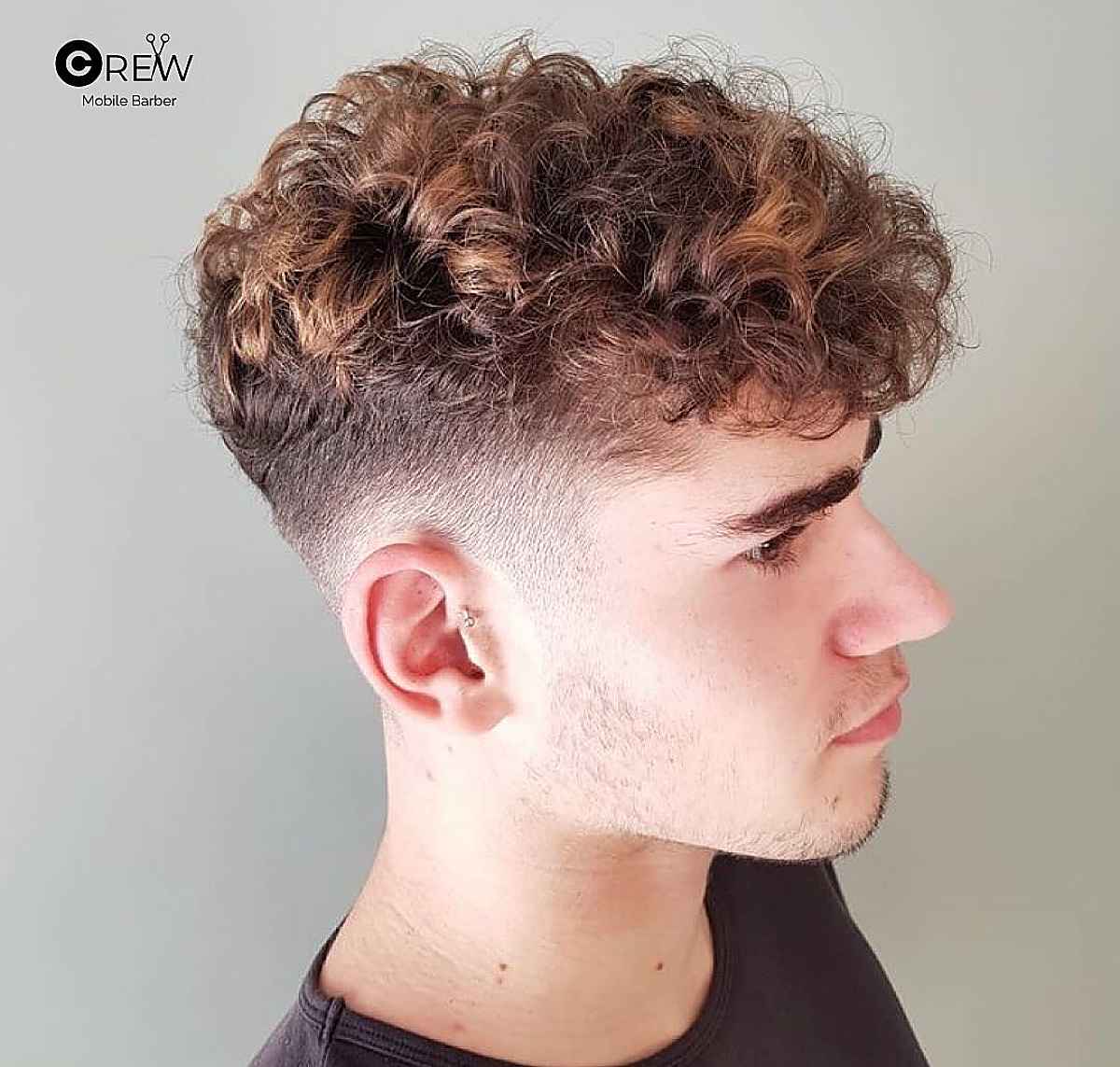 Picture of a man wearing the curly version of the hairstyle 