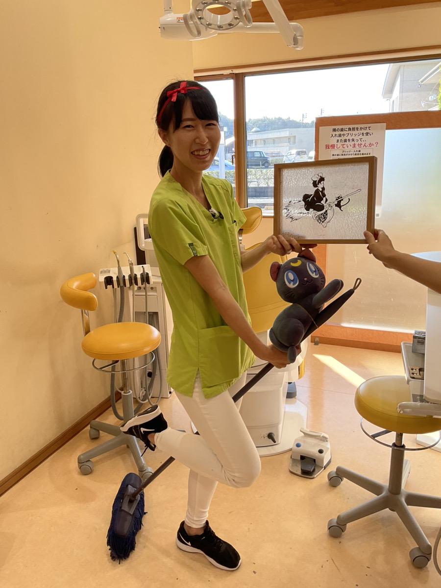 屋内, 人, 若い, テーブル が含まれている画像

自動的に生成された説明