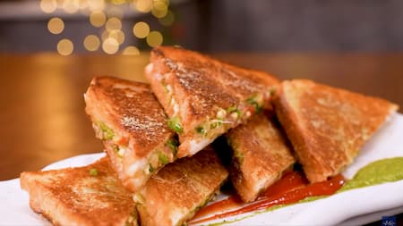 Golden brown, crispy sandwiches served hot with tomato sauce and Sukhi Hari Dhaniya Chutney.
