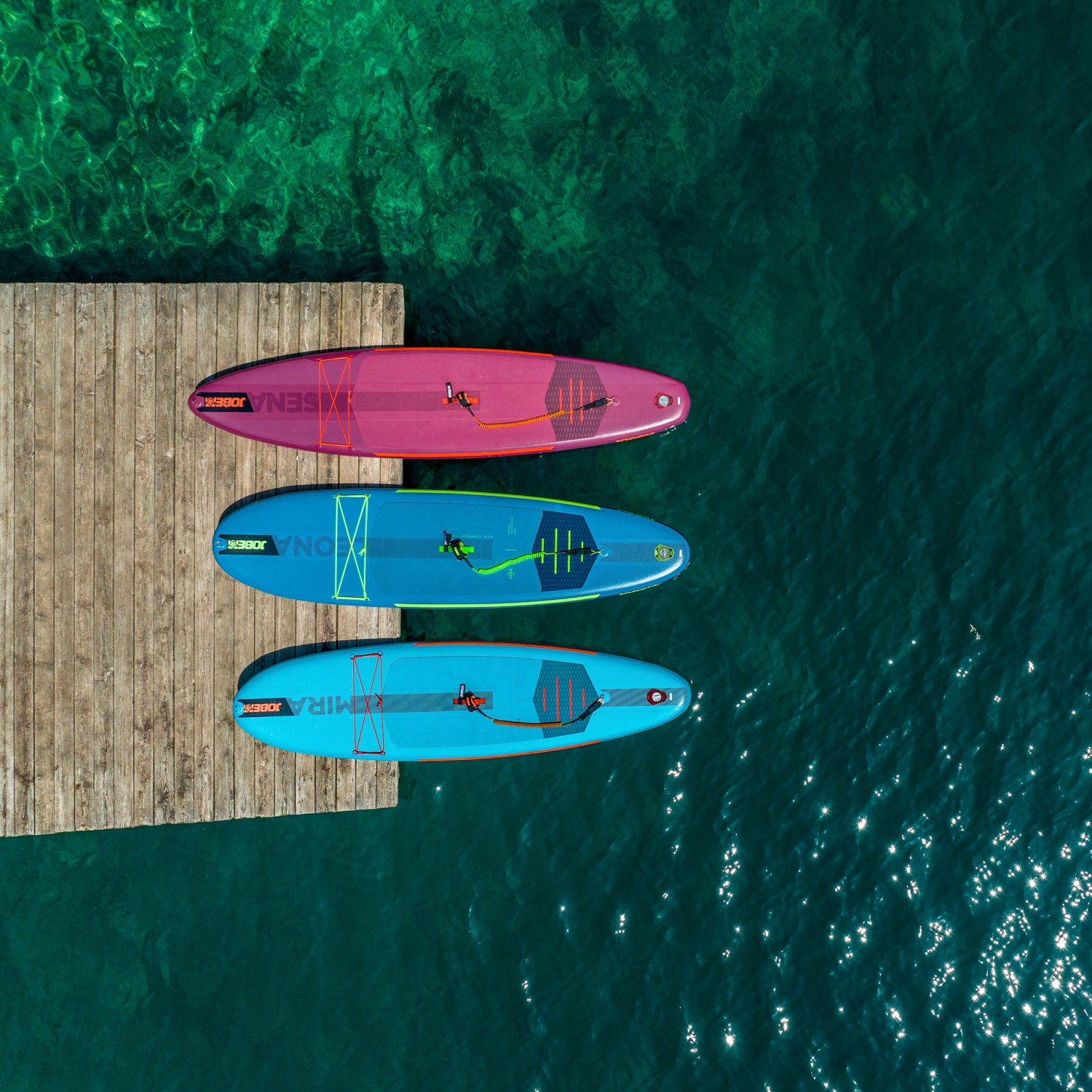 trois planches de paddle pour la mer vue du ciel