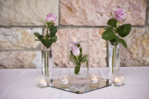 Cách cắm hoa để bàn đám cưới đơn giản bằng lọ thủy tinh