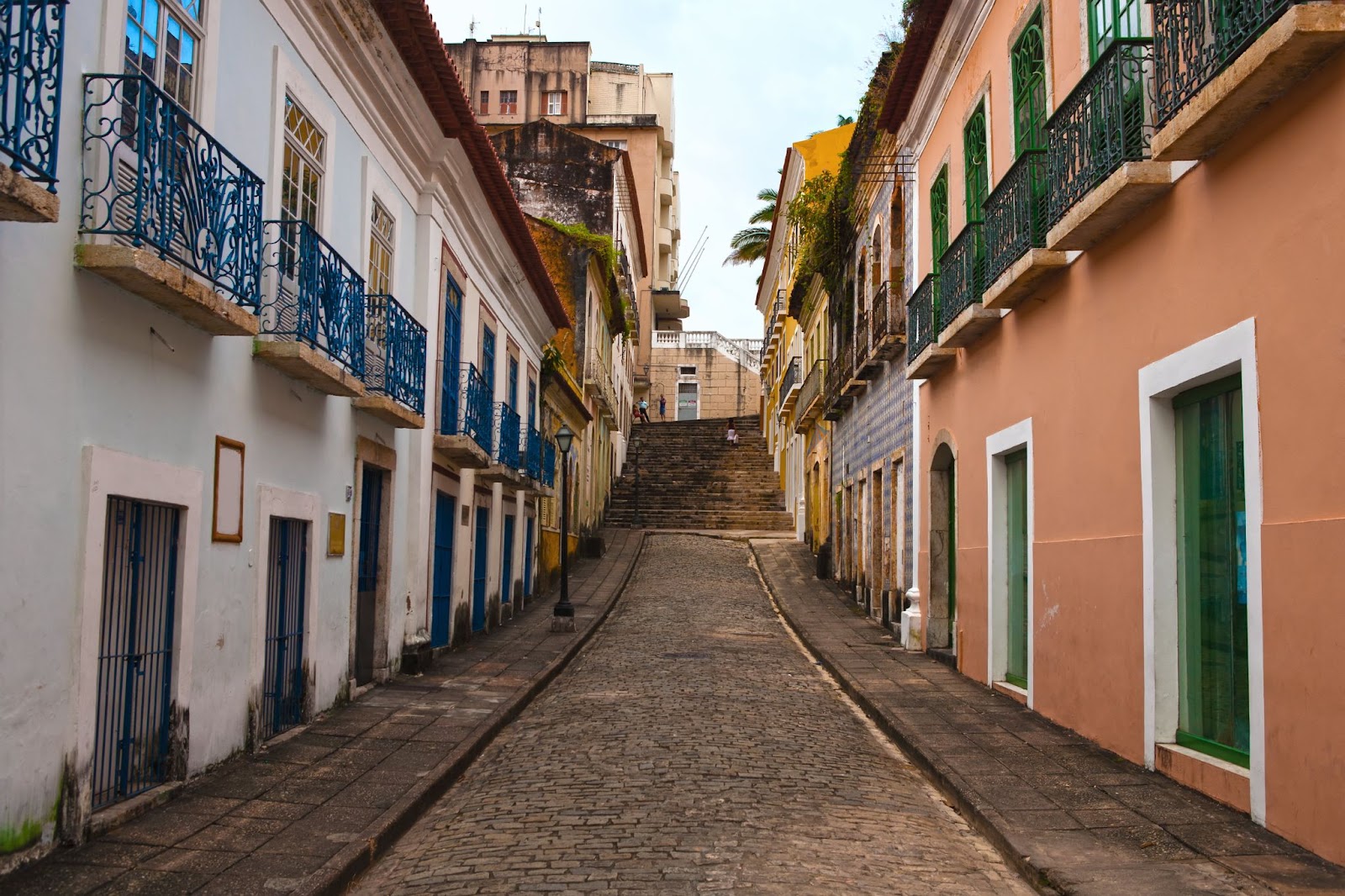Construções do Centro Histórico de São Luís. Os casarões em estilo português têm portas e janelas enfileiradas e fachadas revestidas por azulejos.