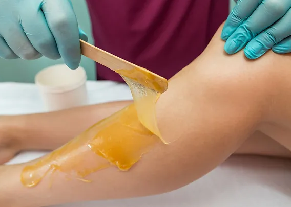 A person waxing a arm

Description automatically generated