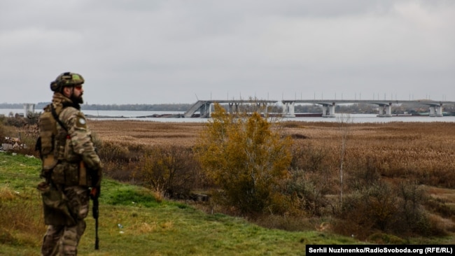 Вигляд на лівий берег області за зруйнованим Антонівським мостом на Херсонщині, 13 листопада 2022 року