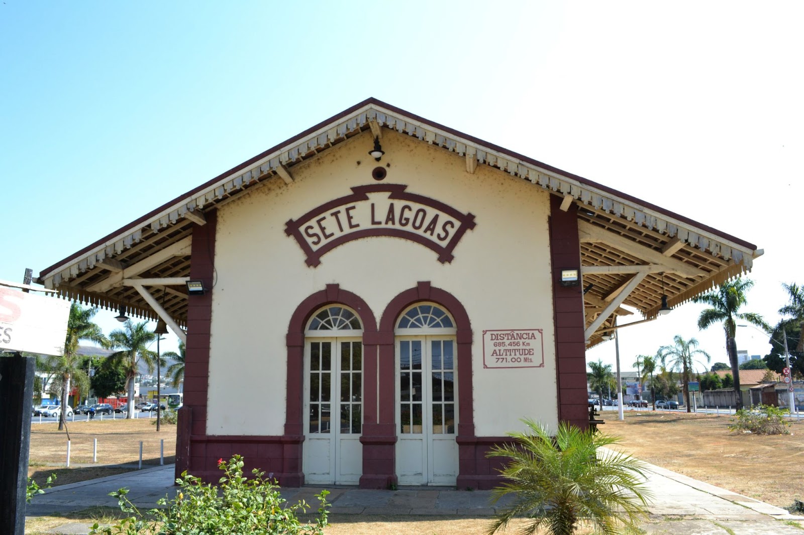 Antiga Estação Ferroviária de Sete Lagoas, com o nome da cidade escrito em tom vermelho-bordô, em contraste à cor creme do local.