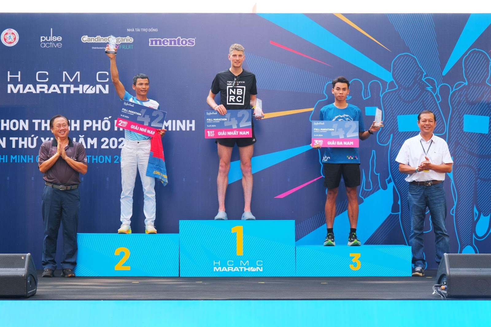  Hàng ngàn người chạy bộ mở đầu năm mới 2024 cùng HCMC Marathon