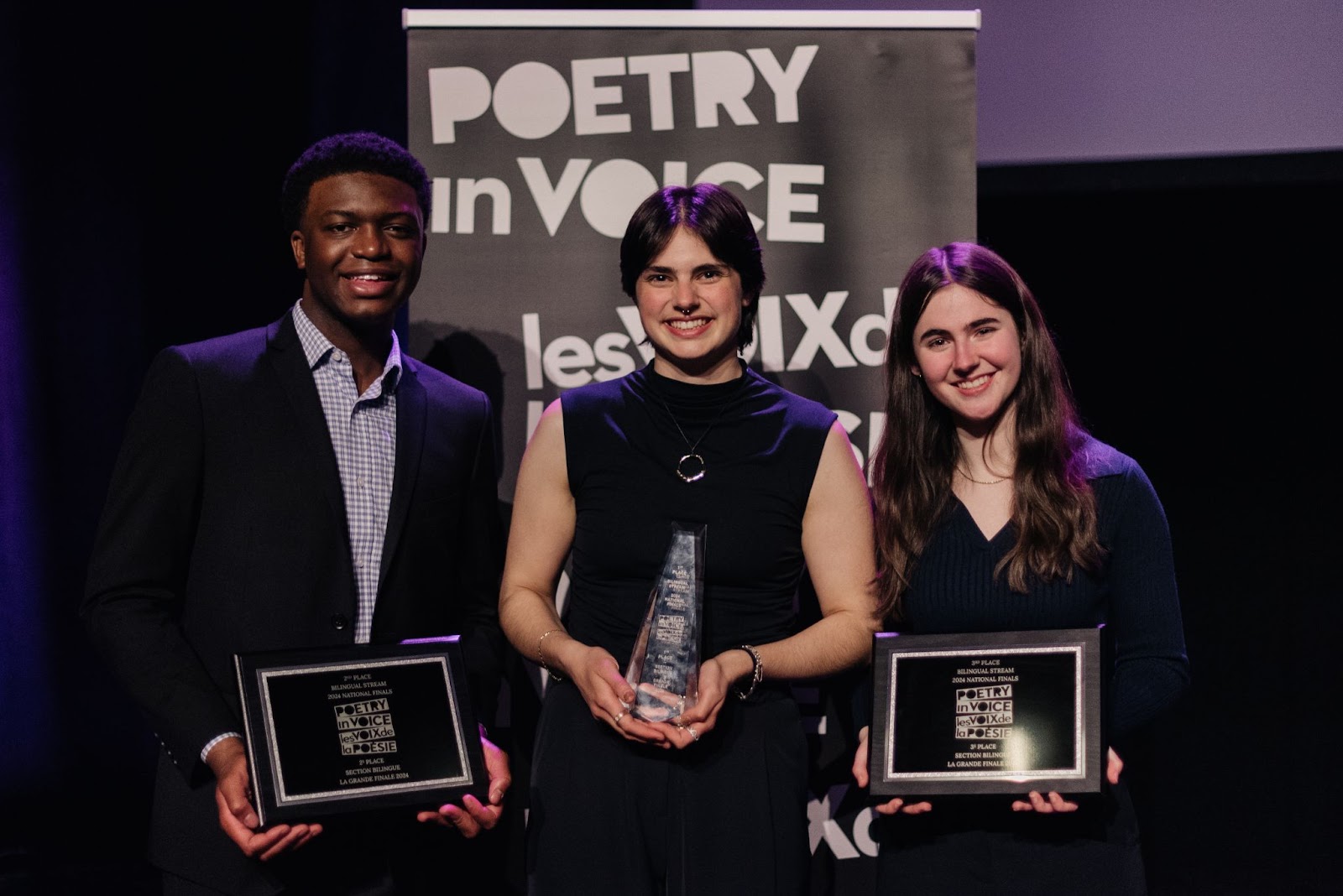 Les gagnant·e·s de la section bilingue! Chloé Simard (au centre) en première place, Bem Denga (à gauche) en deuxième place, et Maia Cassie (à droite) en troisième place. 