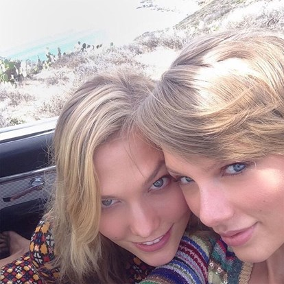 Taylor Swift No Makeup:  A selfie of Karlie Kloss and Taylor