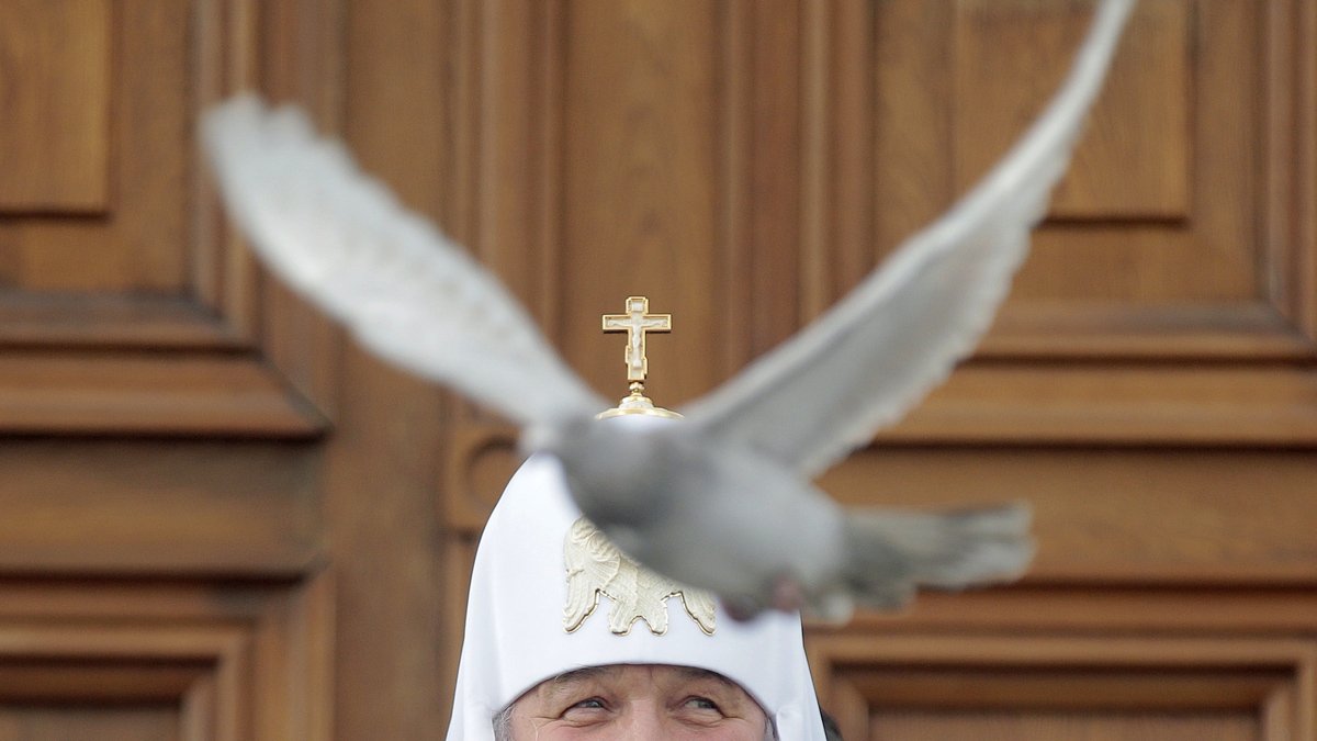 Патріарх Кирило випускає білого голуба на честь свята Благовіщення у Московському Кремлі 7 квітня 2015 року. Фото: Максим Шипенков / EPA-EFE