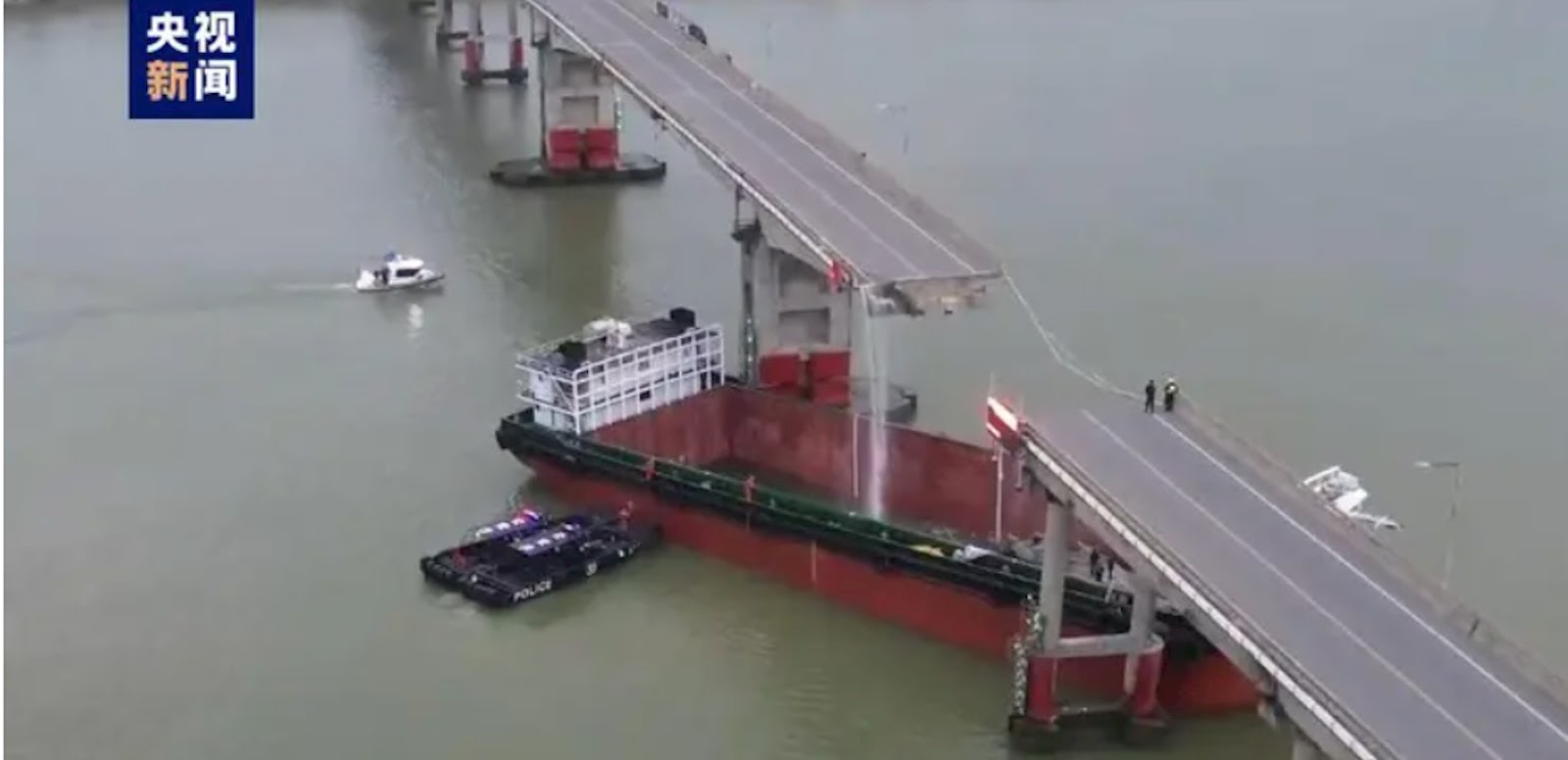 廣州市南沙區萬頃沙鎮瀝心沙大橋，遭船隻撞斷。（央視新聞）