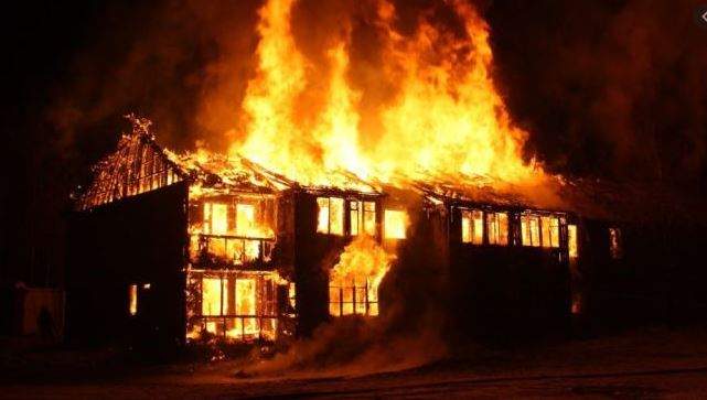 Việc nằm mơ thấy cháy nhà do bản thân đốt phản ánh lên rằng bạn cần kiềm chế cơn nóng giận