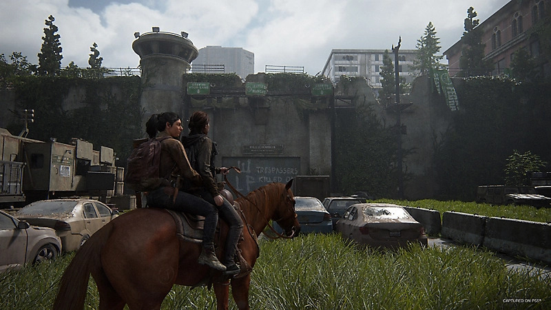 A screenshot of the characters Ellie and Dina from The Last of Us Part Two Remastered