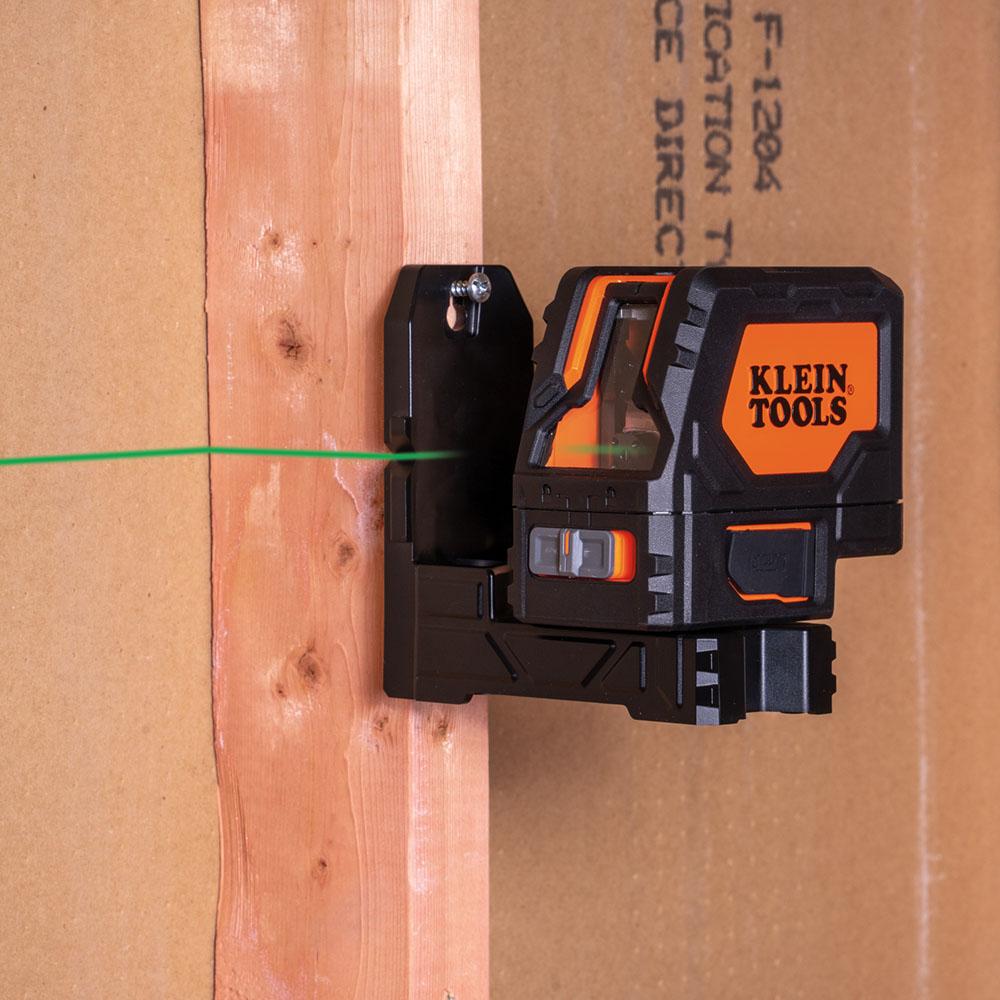 A laser level on a wood beam

Description automatically generated
