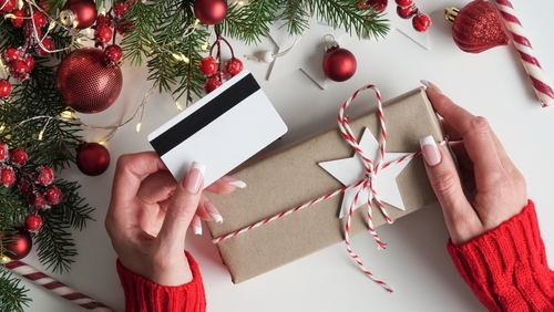 mãos de uma pessoa branca segurando cartão de presente de Natal - Assaí Atacadista