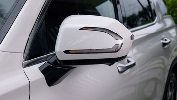Gương chiếu hậu Hyundai Palisade 2024 góc cạnh với dải đèn LED báo rẽ hình càng cua lạ mắt