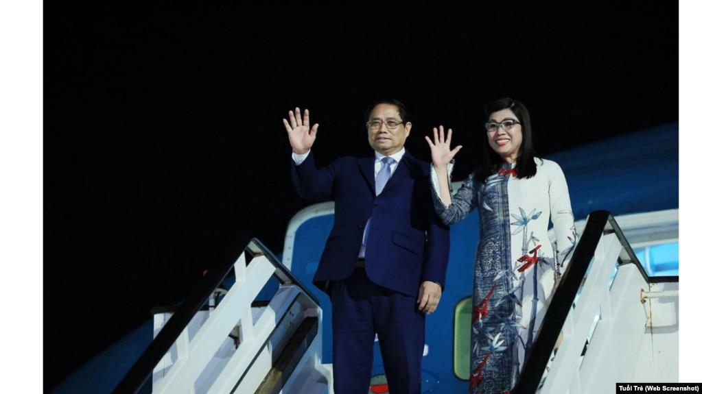 Thủ tướng Việt Nam Phạm Minh Chính và phu nhân đến sân bay Melbourne, Australia, vào tối 4/3/2024.