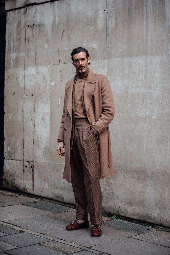 Long jackets and high-waisted trousers are popular for gentlemen