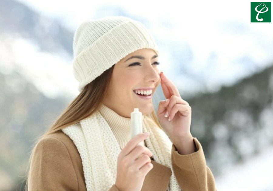 Sử dụng kem chống nắng giúp da tránh bị sạm bớt khô nẻ hơn trong thời tiết mùa đông
