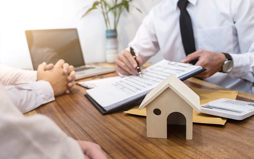 Hiring a real estate agent can help you throughout the course of property selling