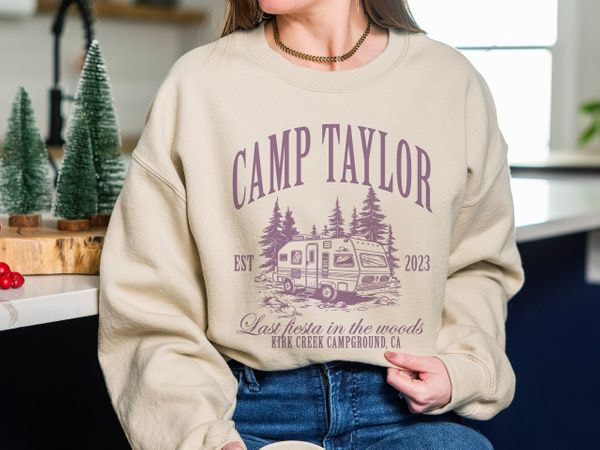 sudadera con capucha de despedida de soltera con texto camp taylor impreso en el frente