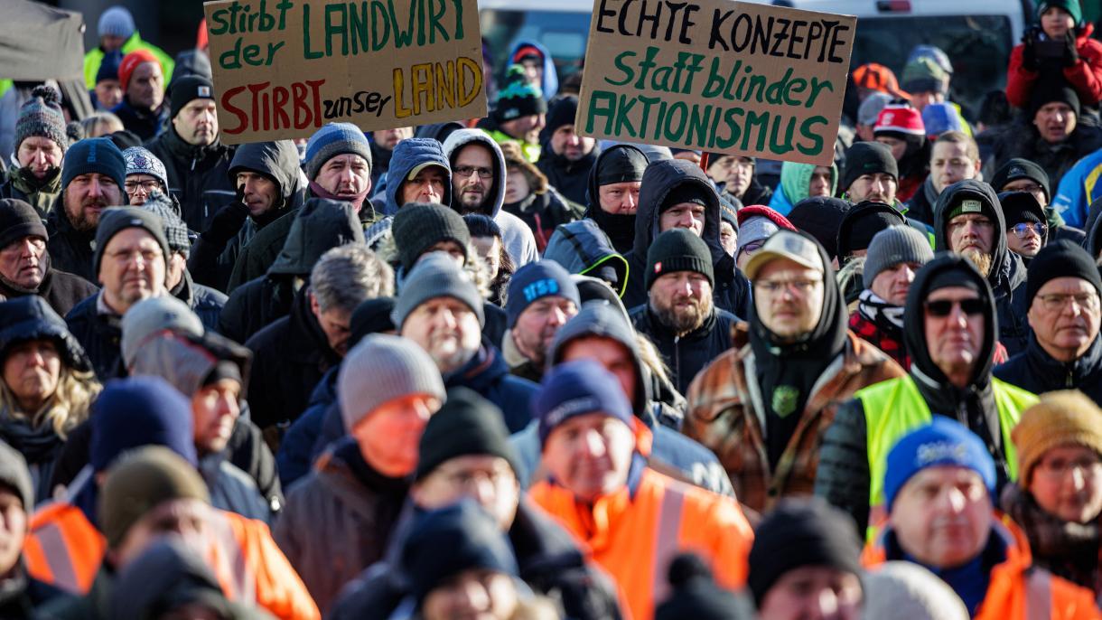 Los agricultores alemanes bloquean autopistas en protesta por los recortes de subvenciones