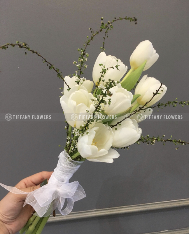 Mẫu hoa cưới cầm tay đơn giản với hoa tulip trắng và hoa tuyết mai tại Tiffany