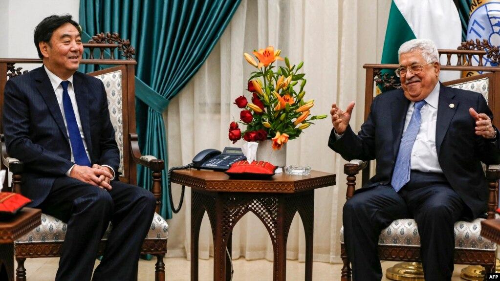 Đặc phái viên Trung Quốc Trác Tuyển (Zhai Jun) và Tổng thống Palestine Mahmud Abbas.