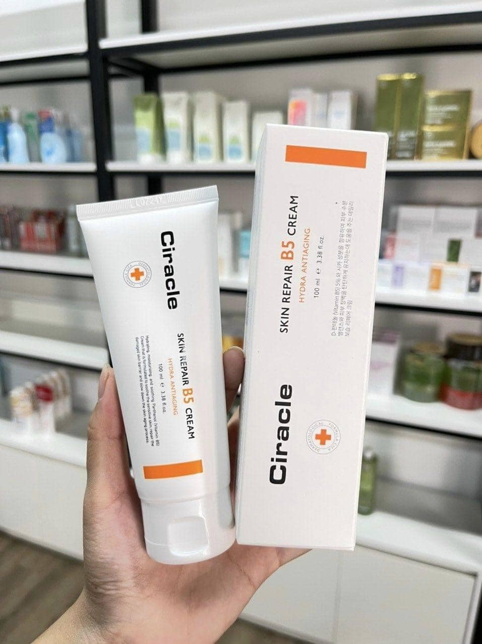 Kem dưỡng Ciracle Skin Repair B5 Cream giúp cấp ẩm, kháng khuẩn và hỗ trợ điều trị mụn hiệu quả.