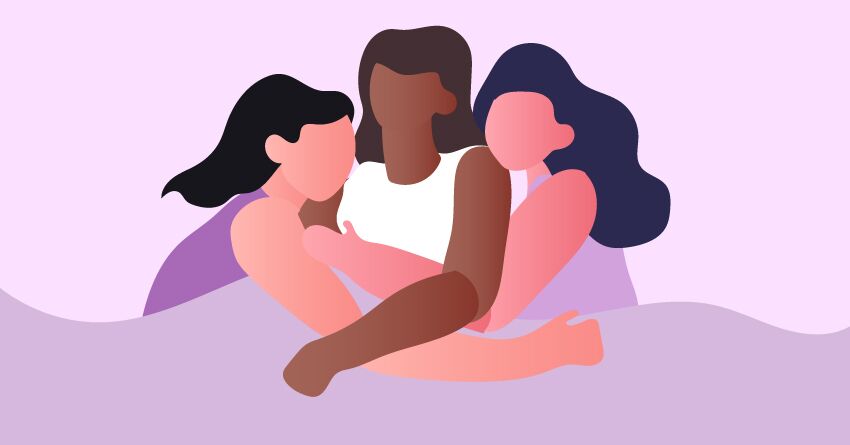 Три женщины обнимаются в постели. 