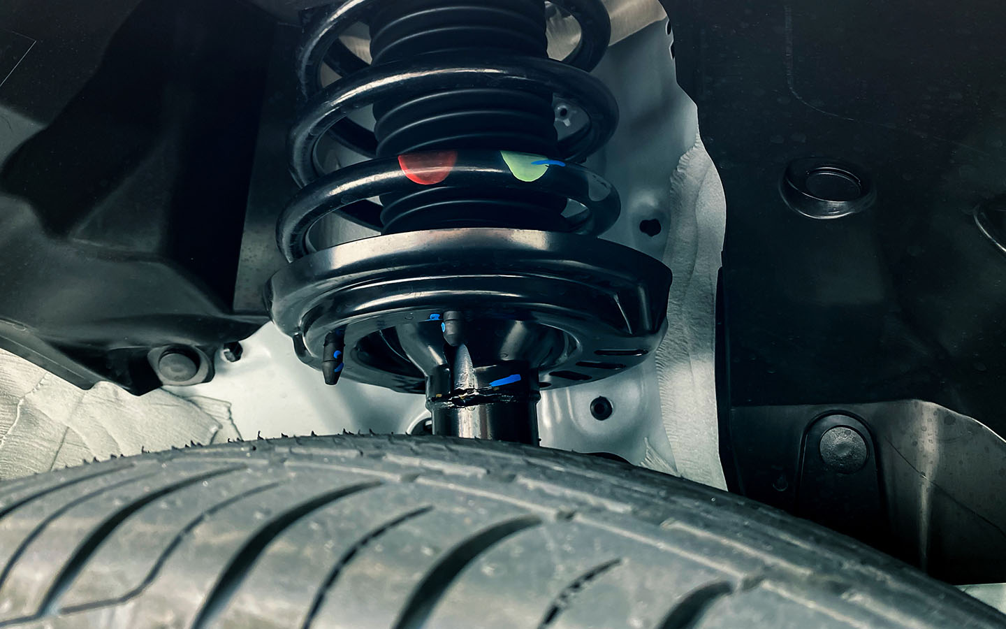 change the car's shock absorbers for Reducing vehicle suspension bounce