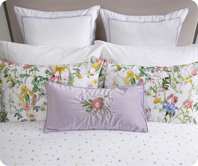 Notre housse de couette Botanical Bloomfield est présentée avec sa housse d'oreiller Boudoir lilas coordonnée.