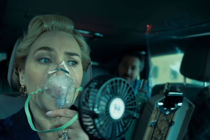 Canciller Elena con una máscara de oxígeno, en una escena de The Regime 