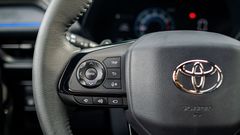 Bên trái vô lăng Toyota Yaris Cross 2024 là nút điều khiển âm thanh, đàm thoại rảnh tay