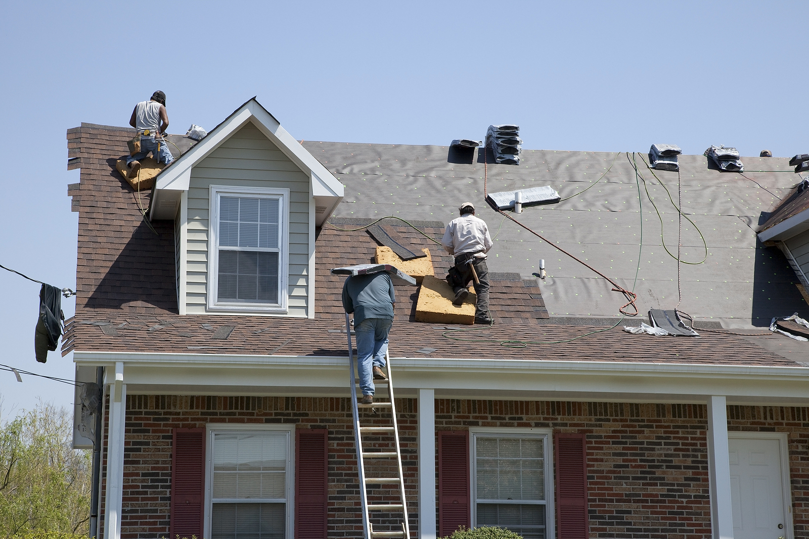 Roofing contractor in Wisconsin working on home