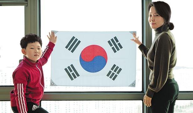 서영란씨가 27일 서울 중랑구 집에서 자녀들과 함께 자신이 발명한 ‘뽁뽁이 태극기’를 보여주고 있다. /고운호 기자